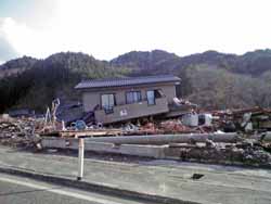 津波で1階部分が崩れ落ちた家屋