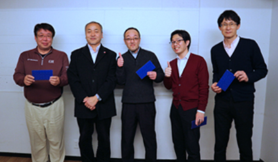 優勝チーム　左から、吉田光徳さん、中村水労委員長、吉田克巳さん、佃　純二さん、以倉定考さん（水労）