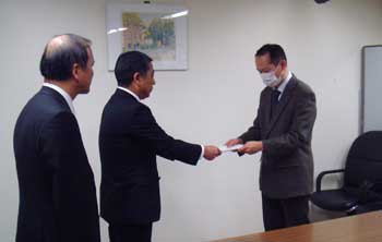 大阪府労働委員会へ申し立てを行う中村委員長（中央）と北本弁護士