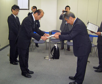 「事務所団交拒否事件」大阪市が労働委員会の命令を受け誓約文の手交とともに謝罪